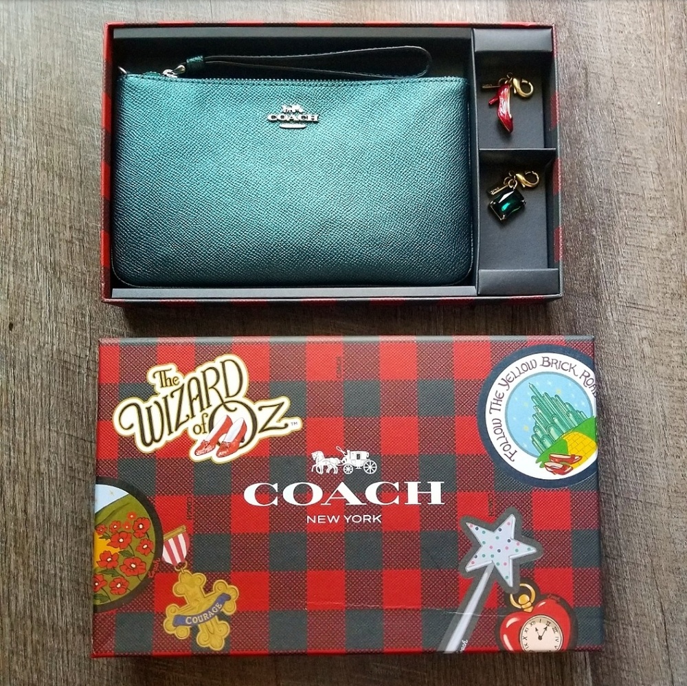 🍒NIB🍒 COACH DOROTHY METALLIC WRISTLET + CHARMS - Picture 5 of 8